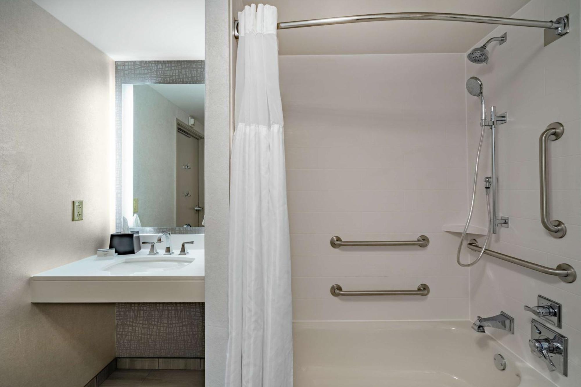 Hilton Garden Inn Louisville East Buitenkant foto